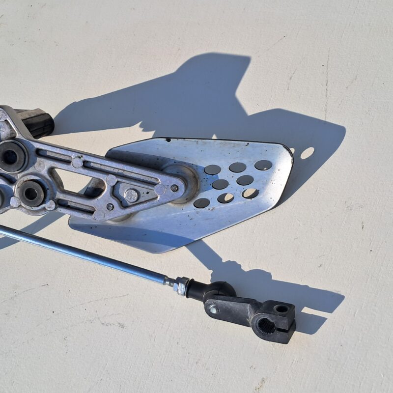 YAMAHA MT07 (2014/2017) Platine avant gauche complète avec repose pied